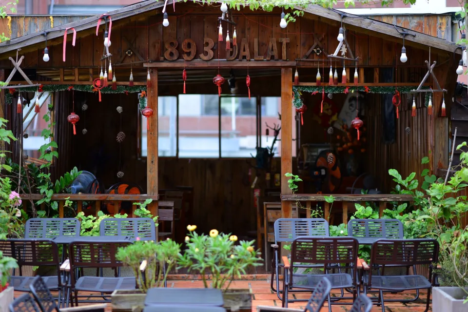 Đội ngũ chủ nhà và nhân viên